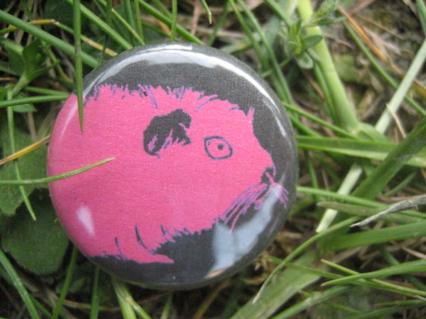 BUTTON Kopf pink auf schwarz